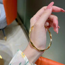 中國(guó)黃金（CHINA GOLD）黃金手鐲女足金莫比烏斯環(huán)金鐲素圈鐲子七夕情人節(jié)禮物送女友老婆 56圈口金手鐲約4.2g【玫瑰禮盒】 曬單實(shí)拍圖