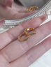 中國黃金（CHINA GOLD）碎碎冰黃金耳環(huán)女款足金滿(mǎn)天星素圈耳扣新年節生日禮物送女友媽媽 碎碎冰耳環(huán)【B款】約2.1g 曬單實(shí)拍圖