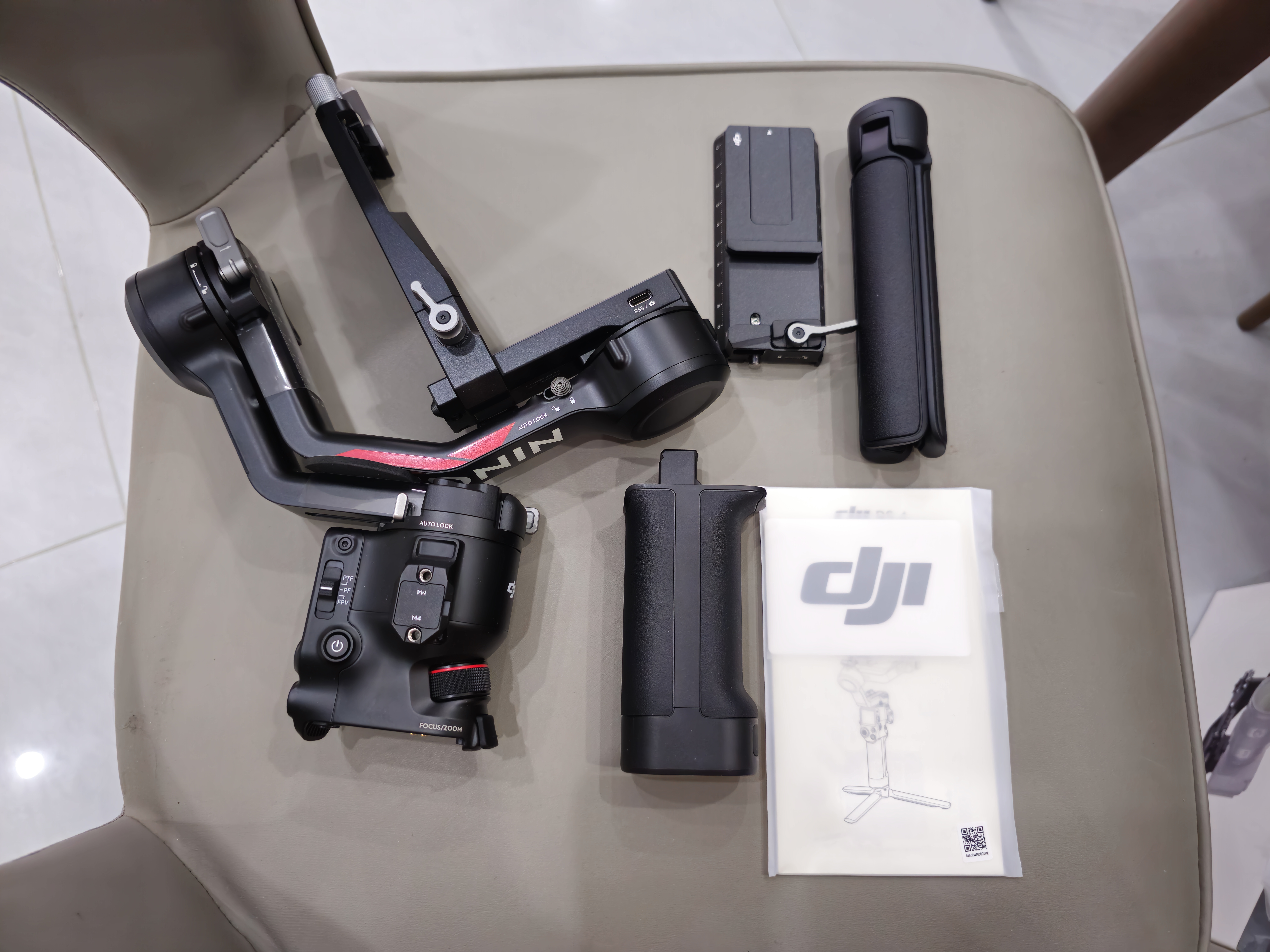 大疆（DJI）RS4 RS4PRO 如影手持云臺穩(wěn)定器 單反穩(wěn)定器 AI跟拍 三軸防抖專業(yè)拍攝相機手持云臺穩(wěn)定器 RS 4 標準【贈收納包禮包】 官方標配 曬單實拍圖