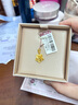 六福珠寶足金茉莉花黃金吊墜掛墜不含項鏈送禮單件計價(jià) GDG0010DS 2.67克(含工費190元) 大版 曬單實(shí)拍圖