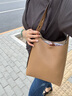 Tory Burch  湯麗柏琦【七夕禮物】 ROMY 小號(hào)手提肩背HOBO包女包TB 175172 提拉米蘇色 227 OS 曬單實(shí)拍圖