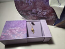 周大生莫奈黃金吊墜女足金玫瑰星辰熒光琺瑯生日禮物送女友 玫瑰花黃金吊墜-贈(zèng)銀鏈 0.70g【熒光版,贈(zèng)熒光燈】 曬單實(shí)拍圖
