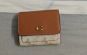 蔻馳（COACH）【禮物】女士馬車(chē)印花MILA小號翻蓋錢(qián)包 B4/粉筆白色 灰褐色 曬單實(shí)拍圖