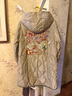 漁漁牌女裝羽絨服女2023新款連帽繡花中長(zhǎng)款連帽白鴨絨外套FGFD5036 卡杏 L 曬單實(shí)拍圖