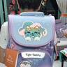 TigerFamily虎米兒童書包小學(xué)生一二年級男女孩輕便背包超輕大容量減負護脊 小童【可翻亮片】云上小貓 曬單實拍圖