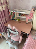 源氏木語(yǔ)兒童實(shí)木學(xué)習桌小學(xué)生家用寫(xiě)字桌書(shū)房課桌椅手搖升降書(shū)桌 粉色書(shū)桌+上架(100x60x76cm) 曬單實(shí)拍圖