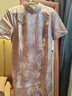 金菊旗開(kāi)得勝桑蠶絲新中式國(guó)風(fēng)夏季立領(lǐng)短袖中長(zhǎng)修身真絲旗袍連衣裙 粉荷花 2XL 曬單實(shí)拍圖