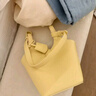 南風(fēng)Chio2nd 晴空漫步鵝黃色水桶包包女2025超火秋冬手提斜挎小包 鵝黃色（無(wú)LOGO） 曬單實(shí)拍圖