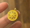 周大生黃金吊墜足金福字鏤空八寶羅盤掛墜送女友老婆紀(jì)念情人節(jié)禮物 約1.7g（贈黑色頸繩） 曬單實拍圖