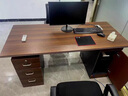 人文成家辦公桌工作臺老板桌辦公室電腦桌臺式桌簡(jiǎn)約現代職員工位寫(xiě)字桌子 【28mm加厚桌面】胡桃色長(cháng)1.4米 實(shí)惠（自主安裝） 曬單實(shí)拍圖