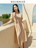 迪賽尼斯（DESIGNICE）2024年夏季新款簡(jiǎn)約通勤風(fēng)氣質(zhì)卡其短袖高腰V領(lǐng)連衣裙女 卡其 S 曬單實(shí)拍圖