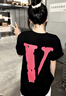 VLONE【StapleHoodle】春夏男女同款經(jīng)典大LOGO美潮純棉男士短袖T恤 黑粉-經(jīng)典大V款 L 曬單實(shí)拍圖