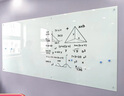 得力150*90cm懸掛玻璃白板寫字板辦公會(huì)議看板可擦寫黑板家用教學(xué)兒童畫板業(yè)績(jī)展示板掛式磁性鋼化玻璃 曬單實(shí)拍圖