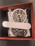 招礦足銀9999實心復古做舊黃財神錘紋銀吊墜飾品 【背面錘紋—做舊款】 黃財神銀吊墜一件49克 曬單實拍圖