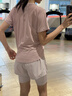 徽格兒女士速干運(yùn)動(dòng)健身服夏季薄款瑜伽服短袖網(wǎng)紗透氣戶外訓(xùn)練跑步套裝 灰粉兩件套（水霧粉褲） M 曬單實(shí)拍圖
