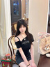 曦牧遙美式辣妹斜肩字母印花短袖t恤女夏季設計感抽褶收腰露肩短款上衣 黑色 M 曬單實拍圖