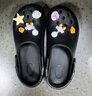名創(chuàng)優(yōu)品（MINISO）洞洞鞋男女夏季外穿涼鞋防滑厚底踩屎感包頭涼拖鞋 黑色+海洋星星 曬單實拍圖