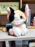 赟婭貓咪桌伴娃娃擺件可愛(ài)毛絨玩具陪伴玩偶學(xué)習搭子新年女神節禮物 貓咪桌伴-三花德文 送女生生日禮物女孩玩偶娃娃玩具 曬單實(shí)拍圖