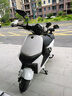大隆鷹豪2025新款電動摩托車M95電動車72V超長續(xù)航代步車男女士電瓶車前后碟剎兩輪長跑王電摩高速踏板車 朱鷺白【手機互聯(lián) 藍(lán)牙音響】 72V-40A石墨烯電池-續(xù)航約140KM 曬單實拍圖