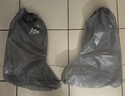 七海秋一次性雨鞋套防水防滑雨靴腳套加厚塑料男女通用鞋套長(zhǎng)筒灰20只裝 曬單實(shí)拍圖
