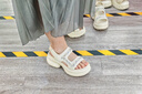 哈森仙女風(fēng)厚底涼拖鞋女2025夏季新款水鉆沙灘鞋休閑涼鞋HM258406 米白色 合成革 38 (240mm) 曬單實(shí)拍圖