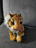 嘉百利 2022仿真老虎公仔玩偶布娃娃虎年吉祥物毛絨玩具可愛(ài)生肖虎禮物 坐姿仿真黃色老虎 約23厘米 曬單實(shí)拍圖
