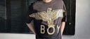 BOY LONDON【范丞丞同款】夏短袖情侶款燙金黑色休閑潮牌T恤N01910 黑色 現(xiàn)貨 XS 此款偏大，建議拍小一碼 曬單實(shí)拍圖