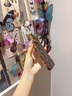 RIK SMITS輕奢品牌適用蘋果16promax手機(jī)殼皮質(zhì)老花風(fēng)iPhone15/14/13pro防摔防刮耐磨抗指紋保護(hù)套女生潮牌 【大花紋】皮質(zhì)手感-防摔耐臟 iPhone 16 曬單實(shí)拍圖