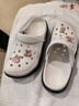 OPCROSS厚底洞洞鞋女款夏季百搭防臭防滑護士包頭拖鞋外穿涼鞋軟底沙灘鞋 白黑 櫻桃鞋花 39 標準運動(dòng)鞋碼 曬單實(shí)拍圖
