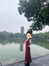 亨美初紅色連衣裙女裙子夏季2025新款高級感新中式碎花吊帶海邊沙灘長裙 紅色印花吊帶方領(lǐng)褶皺連衣裙 L 【建議85-115斤】 曬單實拍圖