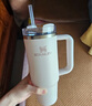 STANLEY巨無霸吸管杯水杯保溫杯大容量辦公車載不銹鋼杯子887ML-米白色 曬單實(shí)拍圖