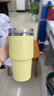 STANLEY巨無霸杯PRO吸管杯水杯保溫杯不銹鋼杯子辦公居家591毫升-柚黃 曬單實拍圖