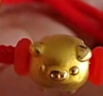 夕愛金樓黃金小金豬轉(zhuǎn)運(yùn)珠手鏈女款生肖飛天豬999足金本命年情侶紅繩手繩 飛天豬 紅繩款 金重約0.9-1.1g 曬單實(shí)拍圖