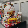 MPPMCK招財貓擺件開(kāi)業(yè)禮品店鋪收銀前臺自動(dòng)電動(dòng)搖手發(fā)財貓辦公桌公司 【鎮店之寶】32cm生意興隆招財貓 【禮盒+坐墊+圍脖】電池插電兩用 曬單實(shí)拍圖