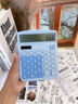 得力計算器高顏值計算機高鍵盤(pán)小學(xué)生用考試專(zhuān)用辦公室財務(wù)會(huì )計計算器可愛(ài)便攜商務(wù)用桌面機械電腦按鍵 雙重電源（晴空藍）送電池 曬單實(shí)拍圖