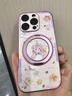 FEIIE油畫(huà)金邊小熊適用于蘋(píng)果16ProMax手機(jī)殼iPhone15創(chuàng)意磁吸支架外殼蘋(píng)果14全包防摔13高級(jí)感卡通可愛(ài) 高端皮紋款【油畫(huà)金邊小熊粉】360°旋轉(zhuǎn)磁吸支架 iPhone16Pro 曬單實(shí)拍圖