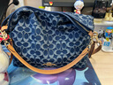 蔻馳（COACH）【禮物】新款奧萊女士女包經(jīng)典標(biāo)志丹寧布牛仔LAUREL大號流浪包 IM/丹寧藍色/天然色 曬單實拍圖