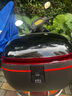 萬(wàn)仕龍電動(dòng)車(chē)后備箱通用電瓶車(chē)摩托車(chē)大容量適用于雅迪愛(ài)瑪儲(chǔ)物箱后尾箱 蘋(píng)果密碼鎖尾箱【黑色】 尾箱附贈(zèng)安裝配件包 曬單實(shí)拍圖