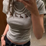 樂(lè )雅秀ins風(fēng)臘腸小狗正肩短袖t恤女2025夏修身短款辣妹上衣設計感顯瘦女 淺灰色 L 建議100-110斤左右 曬單實(shí)拍圖