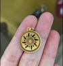 賽菲爾黃金吊墜女足金圓牌金幣太陽(yáng)紋雙面掛墜 單吊墜 約4.8克 曬單實(shí)拍圖