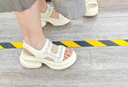 哈森仙女風(fēng)厚底涼拖鞋女2025夏季新款水鉆沙灘鞋休閑涼鞋HM258406 米白色 合成革 38 (240mm) 曬單實(shí)拍圖