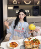 JCZS夏天薄款長袖圍裙廚房家用2025新款防油污做飯罩衣年輕時(shí)尚感 長袖帆布擦手兜草莓兔粉格背帶 曬單實(shí)拍圖