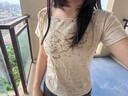 妙奕嘉短袖t恤女夏季新款2025年女士上衣潮流衣服純棉t恤衫顯瘦遮肚子 杏色斜領(lǐng)露肩鉚釘蝴蝶印花短袖 L 【建議100-115斤】 曬單實(shí)拍圖