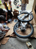 金武端自行車成人山地車公路賽車單車騎行變速超輕越野中學(xué)生初中青少年 頂配版-輻條輪-黑白色 26寸21速 曬單實(shí)拍圖