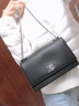 Calvin Klein新款時尚字母Logo翻蓋鏈條通勤 休閑通勤單肩斜挎包 女款 DH2806 太空黑 曬單實拍圖