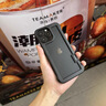 閃曼巴 夏季撞色無邊框適用iPhone手機殼無背板蘋果無框散熱透氣外殼背板鏤空防摔半包軟硅膠保護套 鏤空散熱【靜謐黑】透氣無邊框 iPhone 15 Pro Max 曬單實拍圖