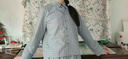 PLAIN PEOPLE學(xué)院風(fēng)格紋小箱型刺繡長袖翻領(lǐng)襯衫上衣女2025夏新款 灰藍(lán) M 曬單實(shí)拍圖