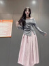 夏雨瑤韓系穿搭套裝女25春夏季學(xué)院風(fēng)獨(dú)特絕美小香風(fēng)一整套上衣半身裙女 灰色上衣+粉色裙子【套裝】 溫柔法式高級(jí)感學(xué)院風(fēng) M 【建議90-110斤】 曬單實(shí)拍圖