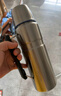 膳魔師（THERMOS）保溫杯男女不銹鋼水杯戶(hù)外旅行車(chē)載便攜大容量露營(yíng)杯子TSK2系列 不銹鋼色保溫壺 1200ml 曬單實(shí)拍圖