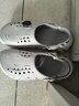 CROCS卡駱馳洞洞鞋男鞋夏季款男士戶(hù)外沙灘鞋波波clog透氣包頭涼鞋拖鞋 207937-1FT/灰白色/ 42.5 (270mm) 曬單實(shí)拍圖